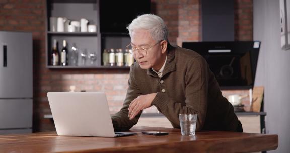 老年人看电脑
