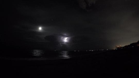 大海月亮海滨城市闪电