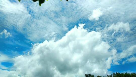 延时拍摄天空中的白云