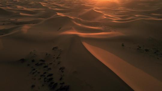 金色夕阳下的神秘沙漠
