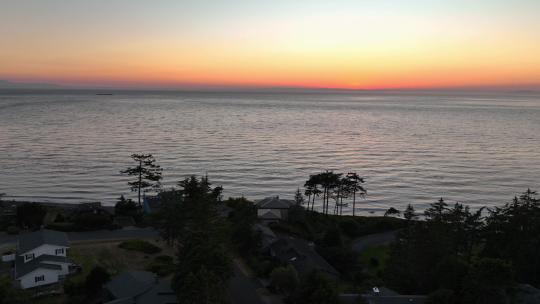 在温暖的夕阳下，惠德贝岛海滨住宅的鸟瞰图。