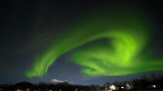 北极光的延时摄影充斥着挪威山区的夜空4K