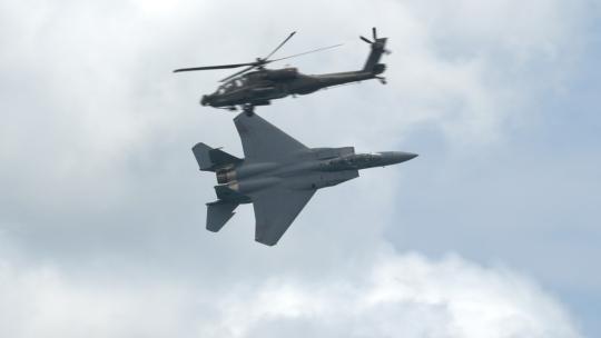稳定：新加坡航展F-15战斗机飞行表演