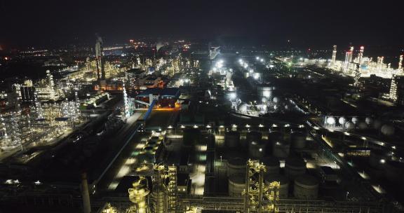 晚上石油炼化厂石化工厂夜景航拍