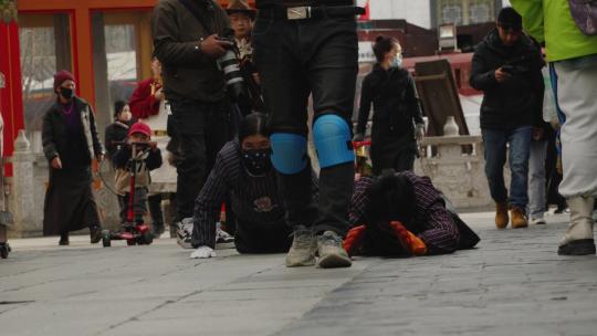 西藏大昭寺行人跪拜