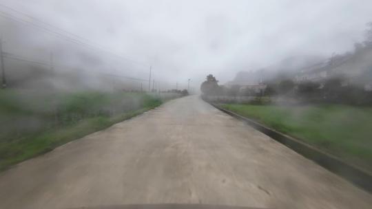 清晨汽车行驶在大雾天的乡间道路