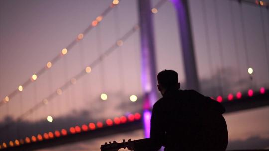 孤独的男孩在天桥下弹吉他