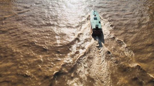 阿根廷布宜诺斯艾利斯蒂格雷卢汉河棕色和浑浊的河水上的传统船只