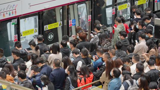 地铁列车拥挤通勤人群上车