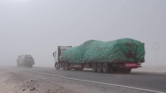 新疆沙尘暴中的大货车