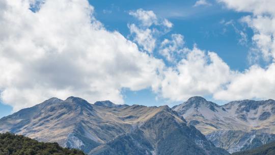 阿尔卑斯山脉上空的蓝天白云