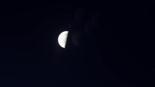夜晚明亮月亮挂在夜空视频素材模板下载