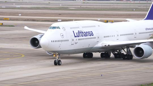 汉莎航空飞机在浦东机场跑道滑行视频素材模板下载