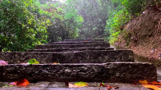 下雨登山石阶