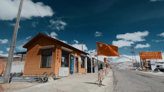西藏旅游风光219国道车窗外高原边境检查站