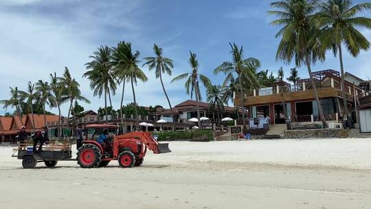 人们在清理一个岛屿海滩度假村