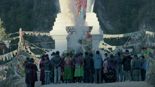 藏族群众在桑炉白塔内烧艾草煨桑经幡