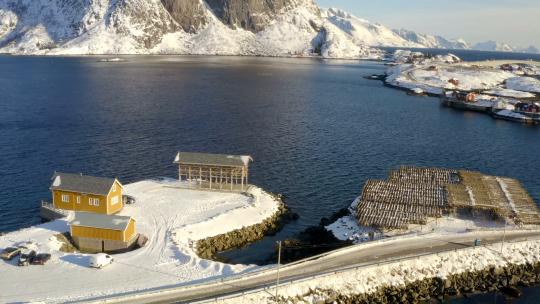 4K航拍岸边冰雪湖泊冬天雪山视频素材模板下载