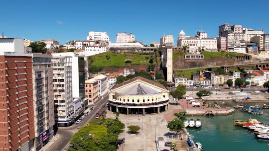 巴西巴伊亚州萨尔瓦多市中心。旅游明信片上的历史建筑。