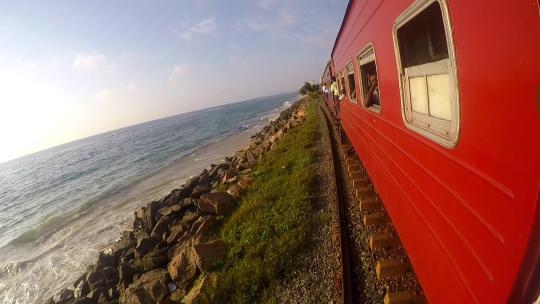 斯里兰卡网红海上小火车行驶在海岸线上