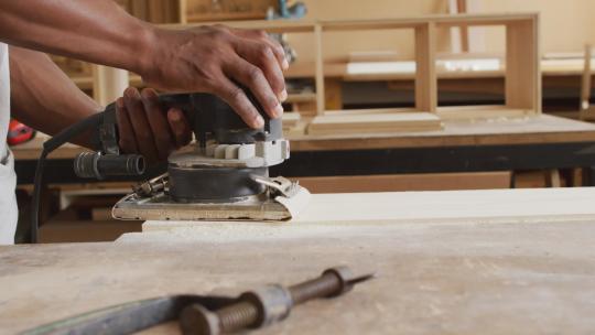 木匠用打磨机打磨木板