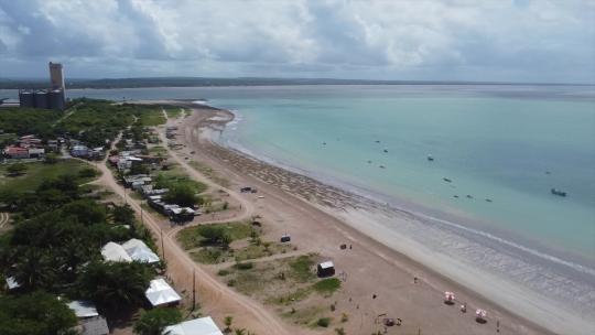 在巴西海岸泛出水晶般的蓝色水域。
若昂佩索阿，巴西通过无人机4k
空中自然+Trav