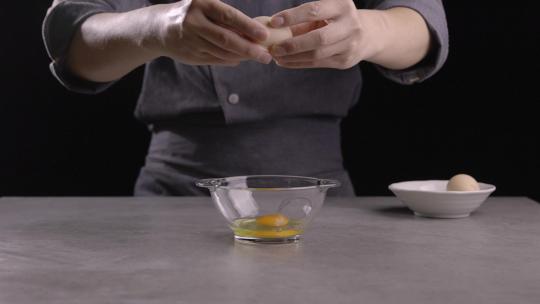 厨师打鸡蛋进玻璃碗慢动作特写视频素材模板下载