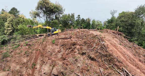 航拍森林砍伐光秃秃的山坡