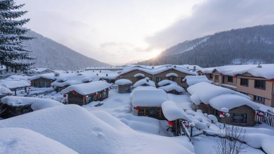 中国雪乡清晨日出延时风光