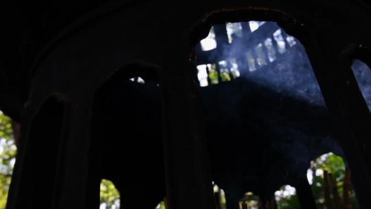 香炉烧香烟雾缭绕升格空镜