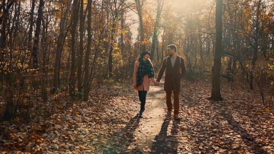 年轻女子和男朋友在森林散步