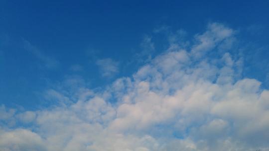 晴朗天空下蓝天与大片云实拍视频视频素材模板下载