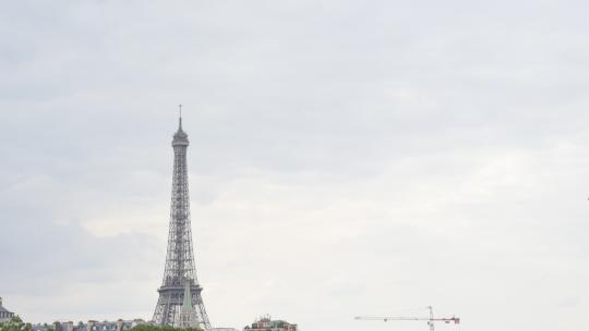 法国著名的埃菲尔铁塔附近的塞纳河由天缓慢倾斜4K2160p 30fps超高清视频-倾斜视频素材模板下载