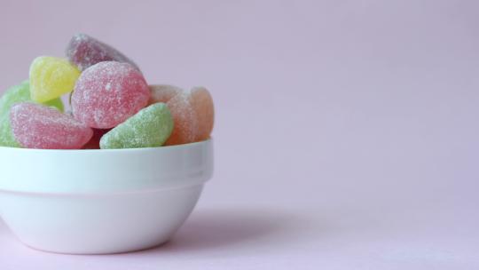 桌上碗里的彩色糖果甜果冻视频素材模板下载