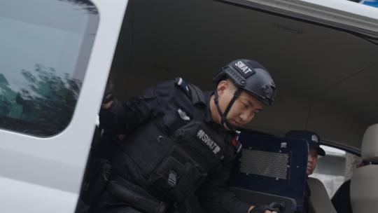 公安宣传特警集合上车出警（含灰片视频）