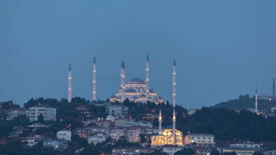 Camlica新清真寺月亮升起时间推移伊斯坦布尔，土耳其