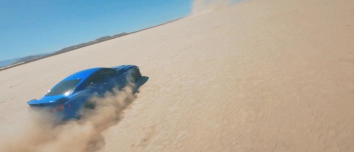FPV航拍沙漠中行驶的汽车跑车车技表演