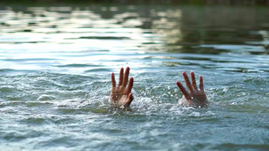 溺水的人儿童溺水身亡求救夏季游泳！