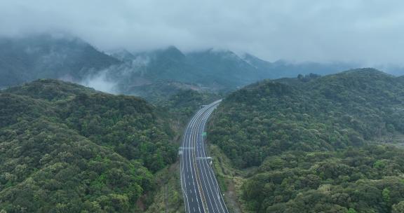 森林公路雨后森林高速公路树林汽车行驶航拍