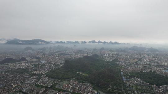城市清晨迷雾平流层风景航拍