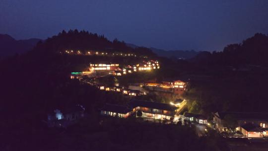 航拍山谷中的民宿酒店夜景