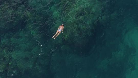 海上游泳的女人