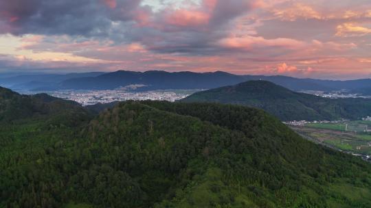 腾冲夕阳晚霞下的火山口