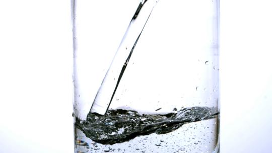 水被倒进玻璃杯