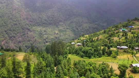 无人机拍摄的卡索尔马纳利附近喜马偕尔邦塞恩吉山谷的一个小村庄