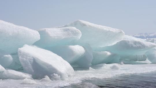 新疆赛里木湖蓝冰冰块冬季冬天冬季视频素材模板下载