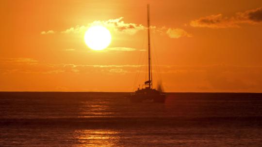 日落延时海洋帆船