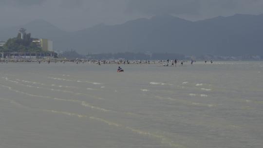 广东深圳大鹏半岛教场尾沙滩赶海视频素材模板下载