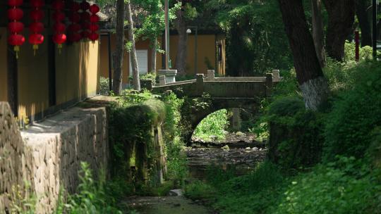 杭州下天竺 寺庙围墙外的小溪和小桥