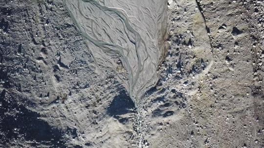 瑞士阿尔卑斯山冰川旁的河流三角洲。无人机鸟瞰图